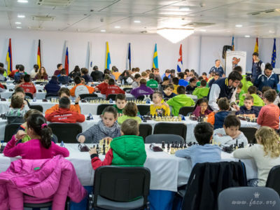 jugadores torneo ajedrez infantil